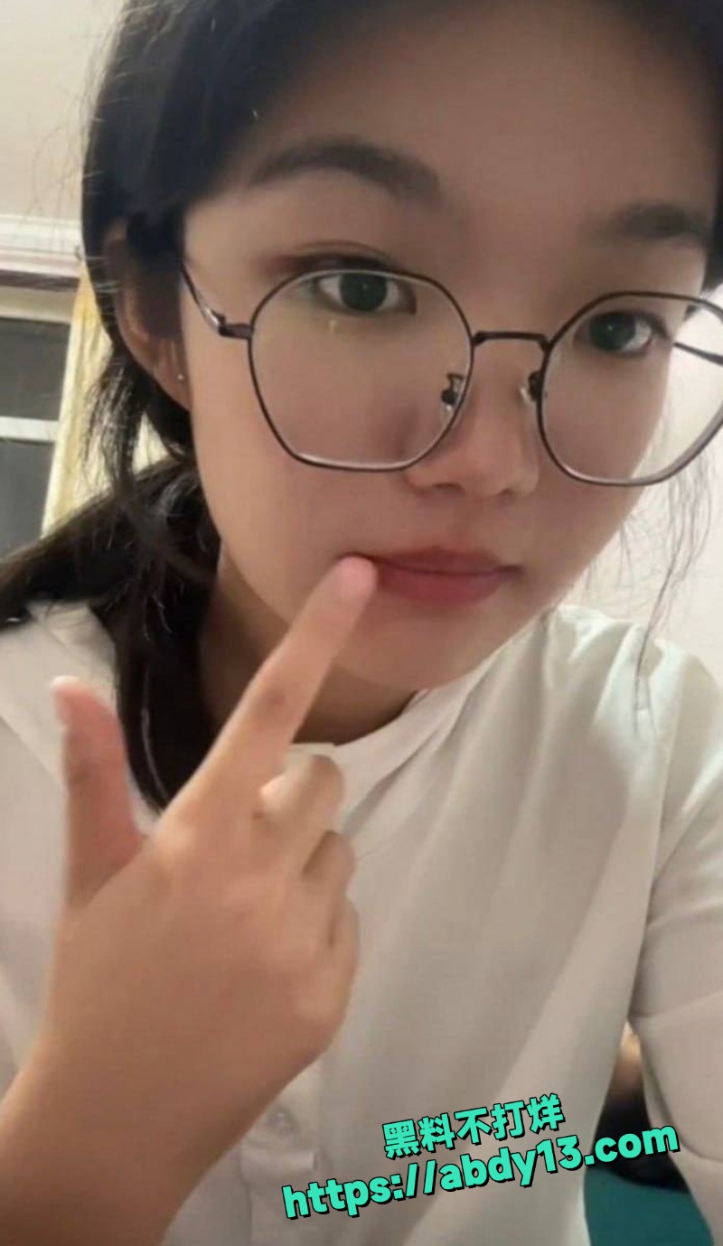 山东眼镜学生妹为买手机网调教 2