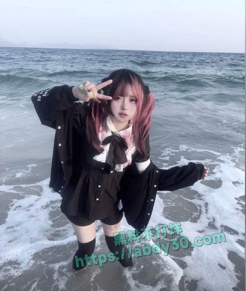 抖音地雷系博主吉他张与小帕17