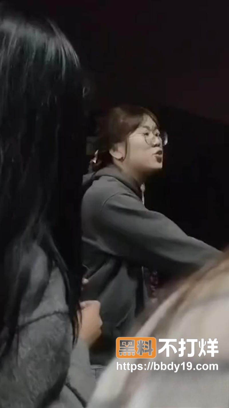 某大学男学生男扮女装勇闯女浴室
