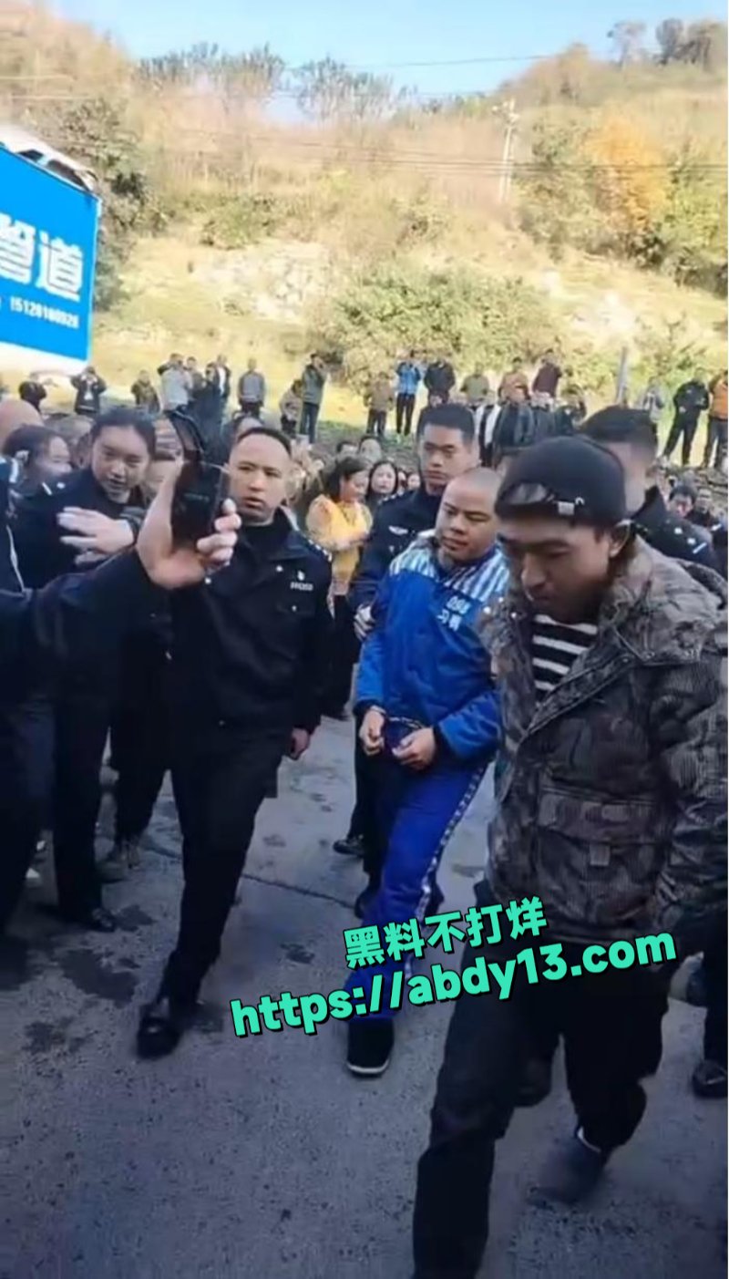 民警押送男子指认现场8