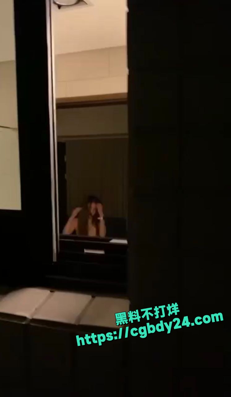 小情侣做爱不关窗户被人偷拍2