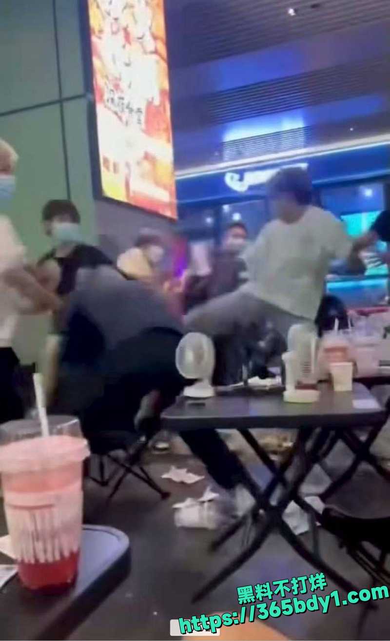 广东汕头多名精神小伙街头互殴4