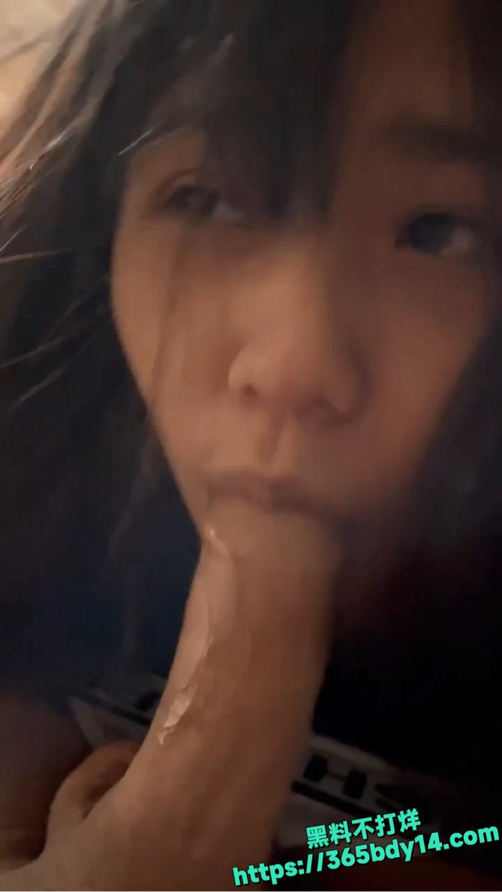 兄弟女友深喉口交挑逗 35.