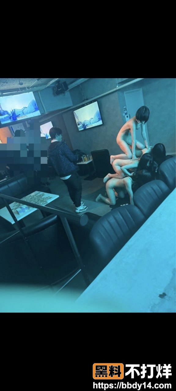 女性裸体香槟塔14