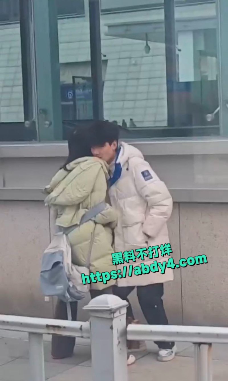 小情侣分别之际大庭广众开始抠起来