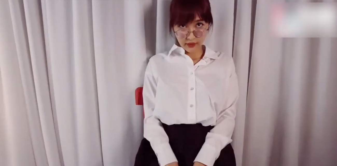 眼镜女友反差婊 外表清纯居然超会玩 穿着制服按头后入 啊啊啊啊的疯狂乱叫！