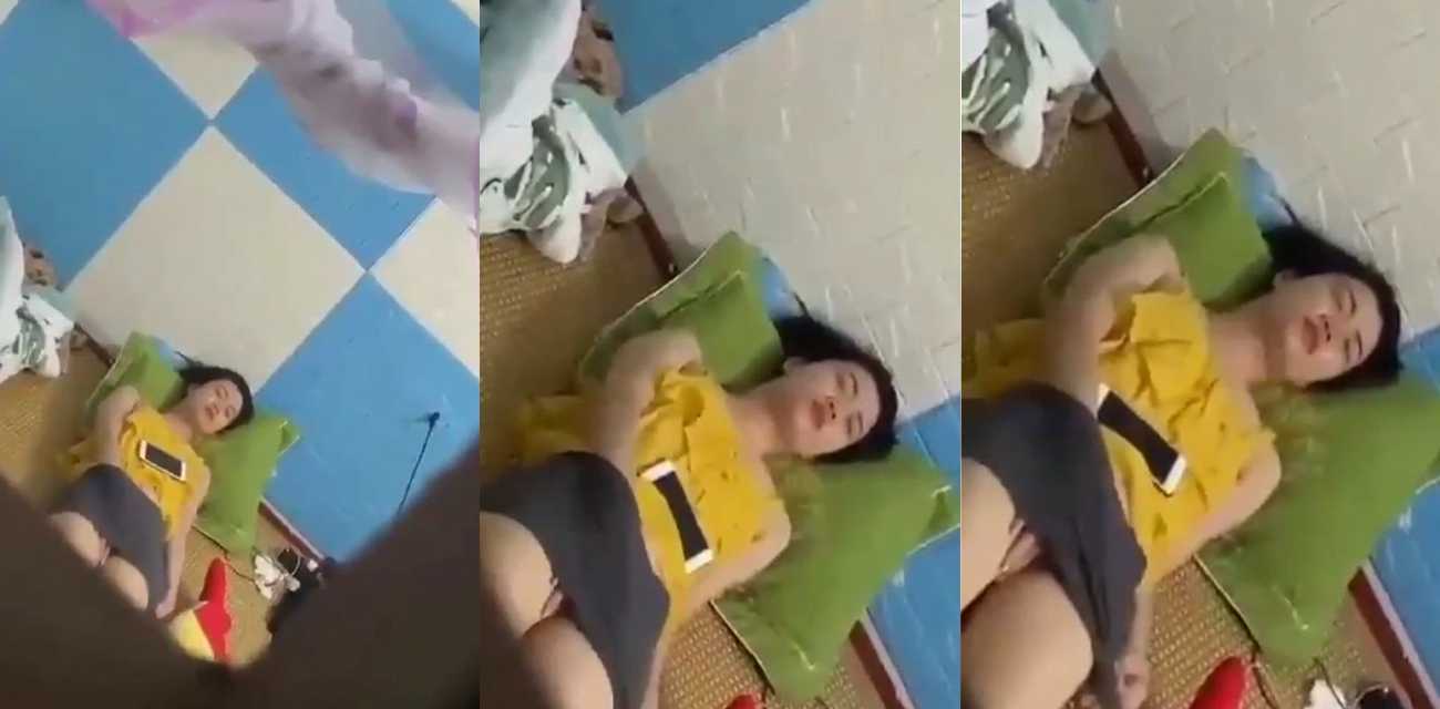 学姐在自己的宿舍抠逼自慰被偷拍 闭着眼睛幻想着被干高潮来了身体不断抽搐