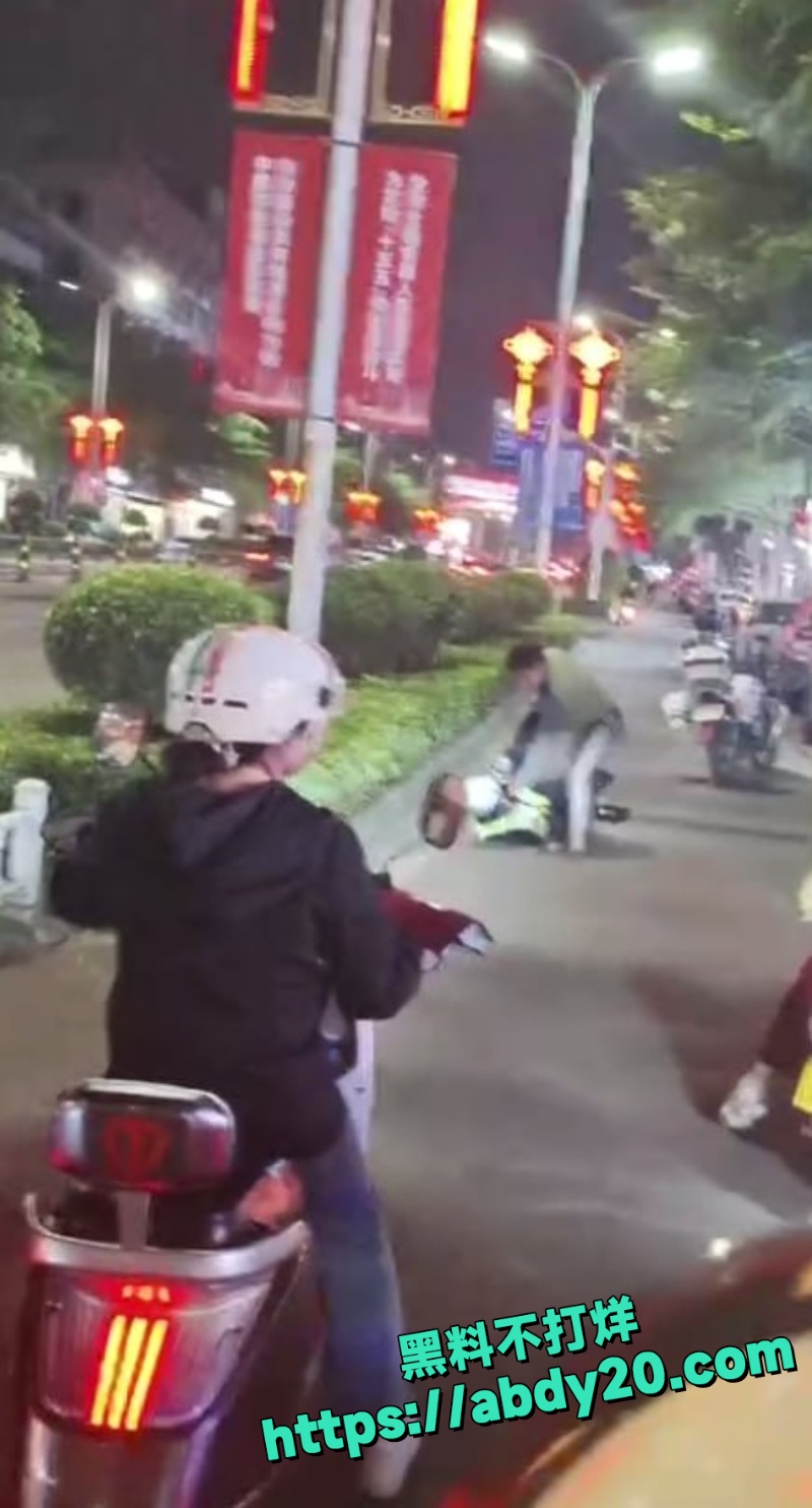 男子当街暴力打交警被抓2