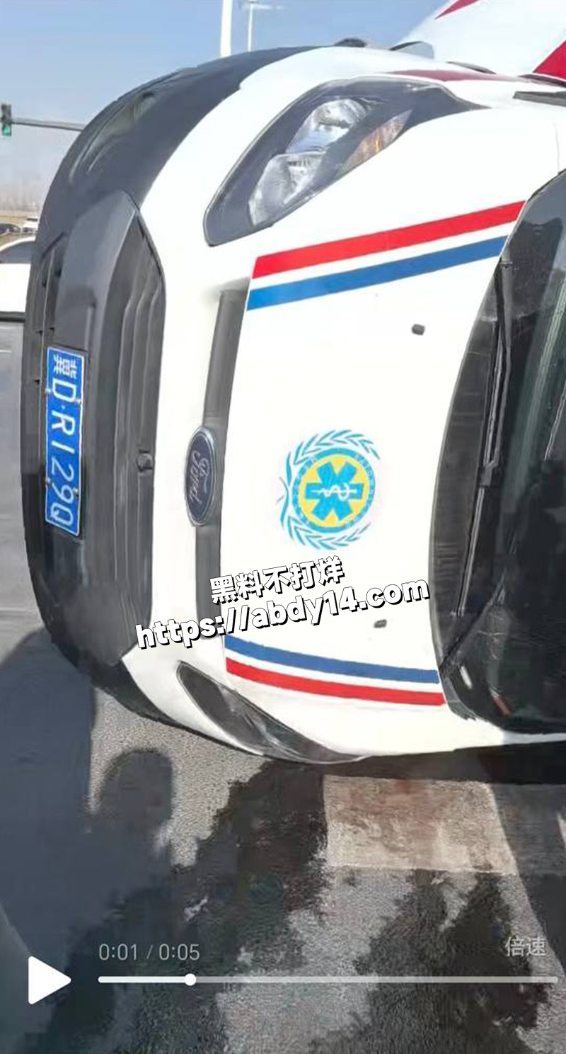 邯郸救护车闯红灯跟出租车相撞3