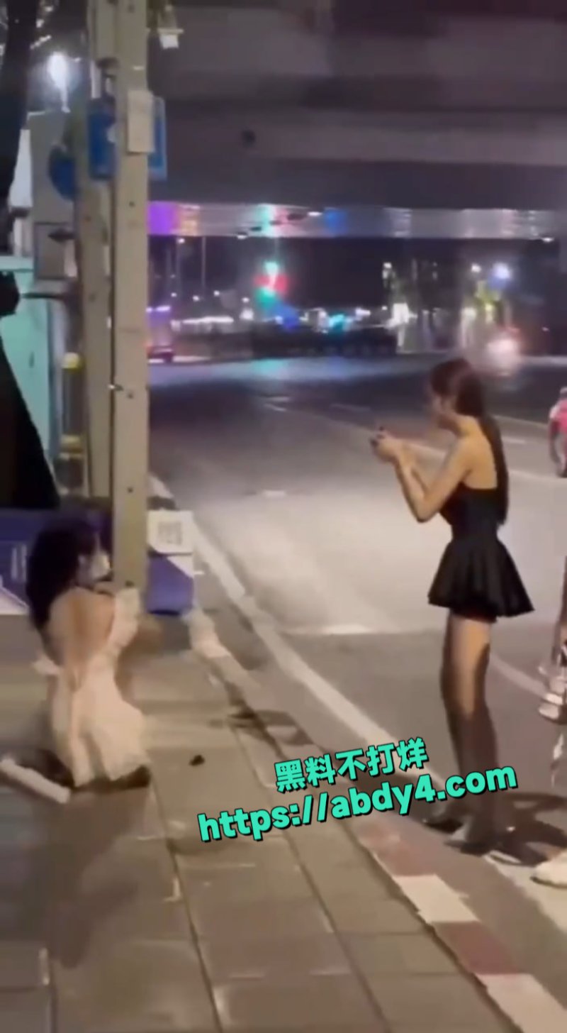 广东街头小仙女爬行拍摄1
