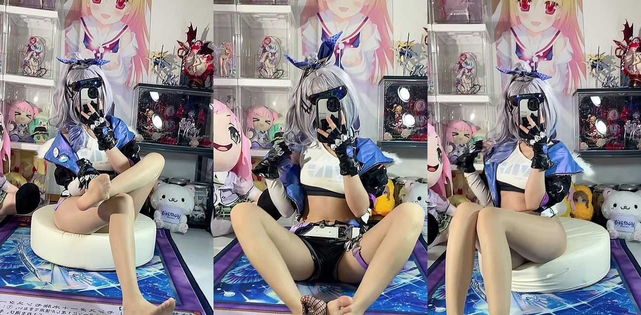 白栎ShirlyCOS银狼网袜玉足诱惑 萝莉cosplay在镜头前翘起小脚丫湿润脚趾勾人