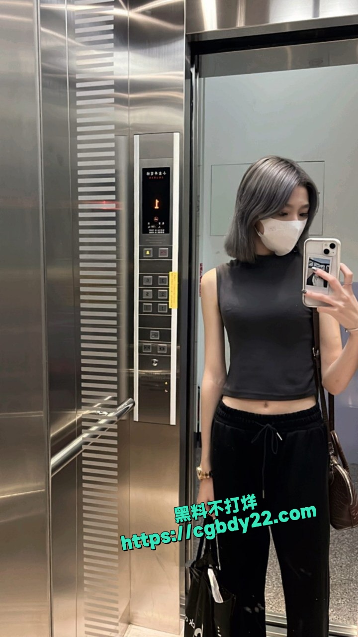 偷拍大神蹲守很久才拍到的IG小网红尿尿4