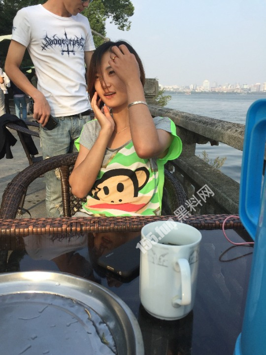 网友投稿带别人都女友游西湖.jpg