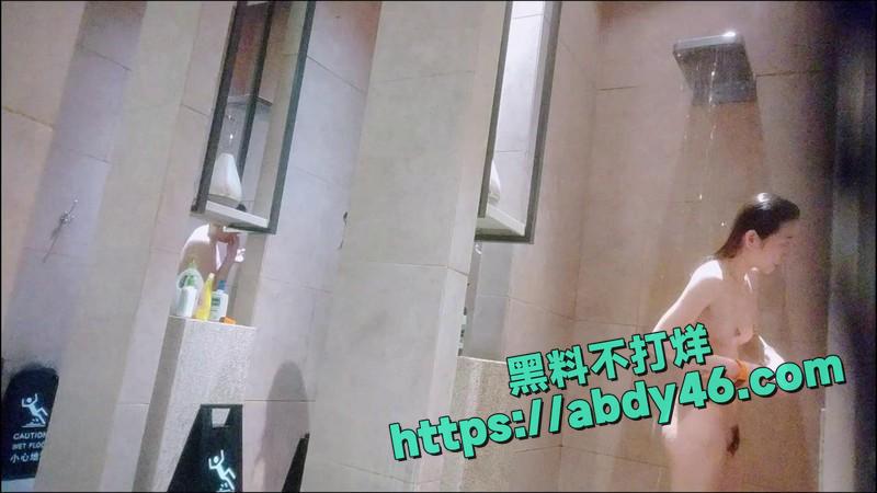 高档洗浴会所女浴偷拍07