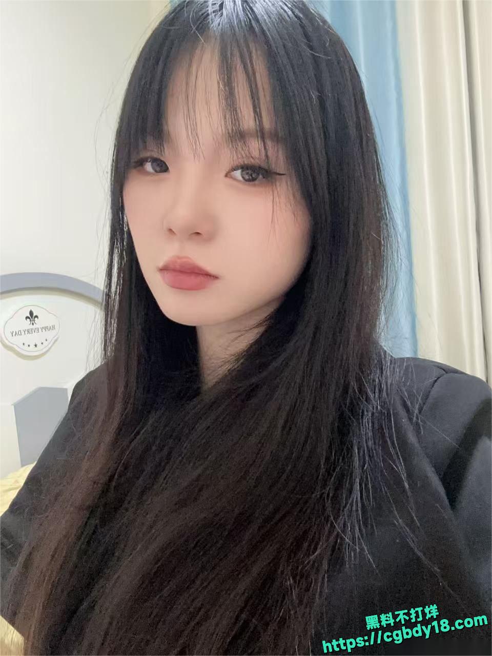 最新河南02年美女王梦颖自拍1