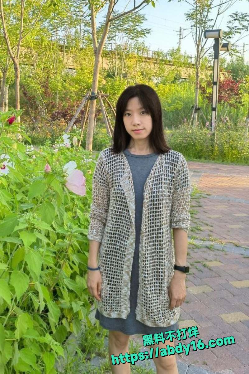 琳琳跪地被男友夹头猛烈口交 2