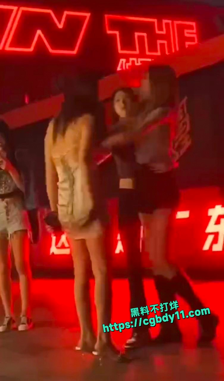 广东精神小妹当街打架5