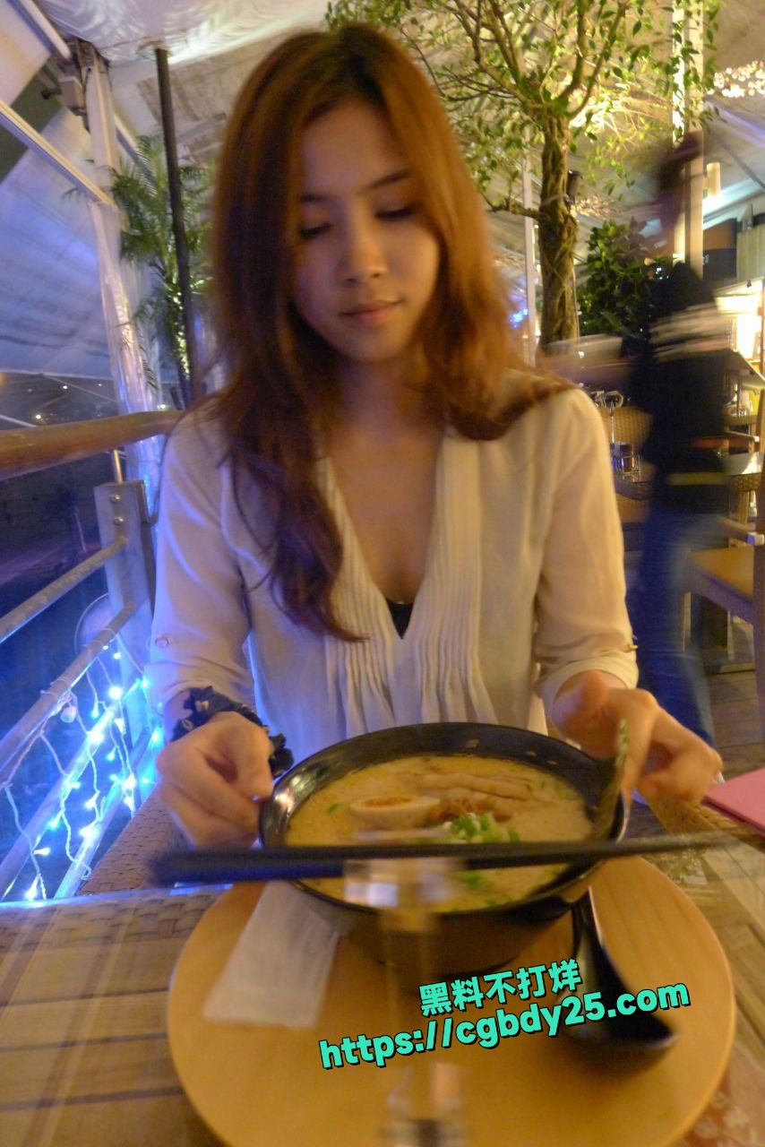 肉感人妻少妇背老公出轨纹身小伙1