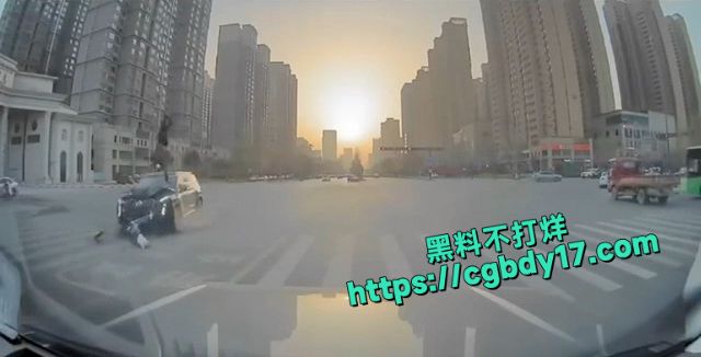 西安外事学院南门车祸3