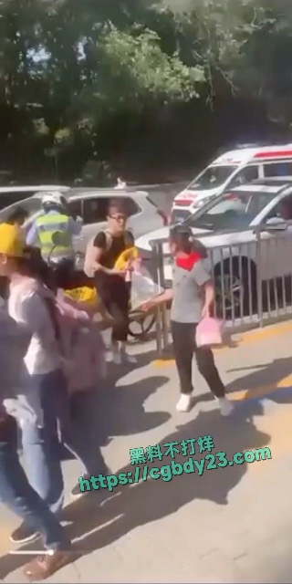 北京海淀区前进小学门口发生车辆冲撞行人事故6