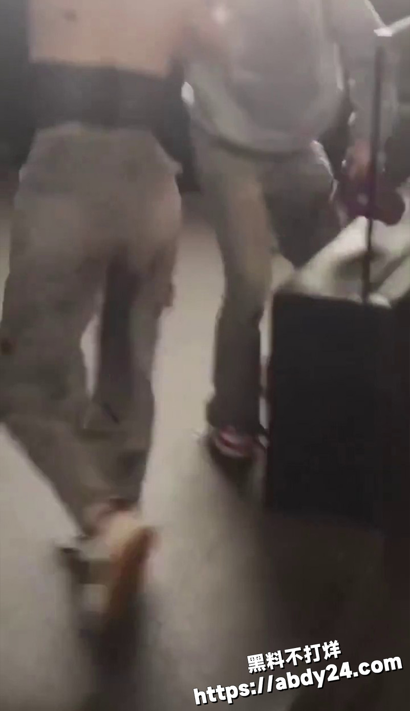 男女互殴小伙抓奶锁喉6