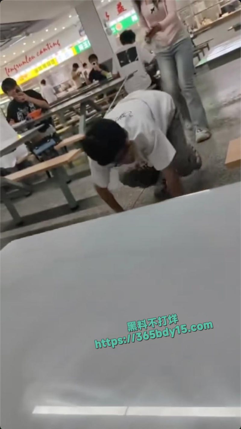 扬州大学西区食堂一女学生牵着自己的契约兽在食堂内爬行7