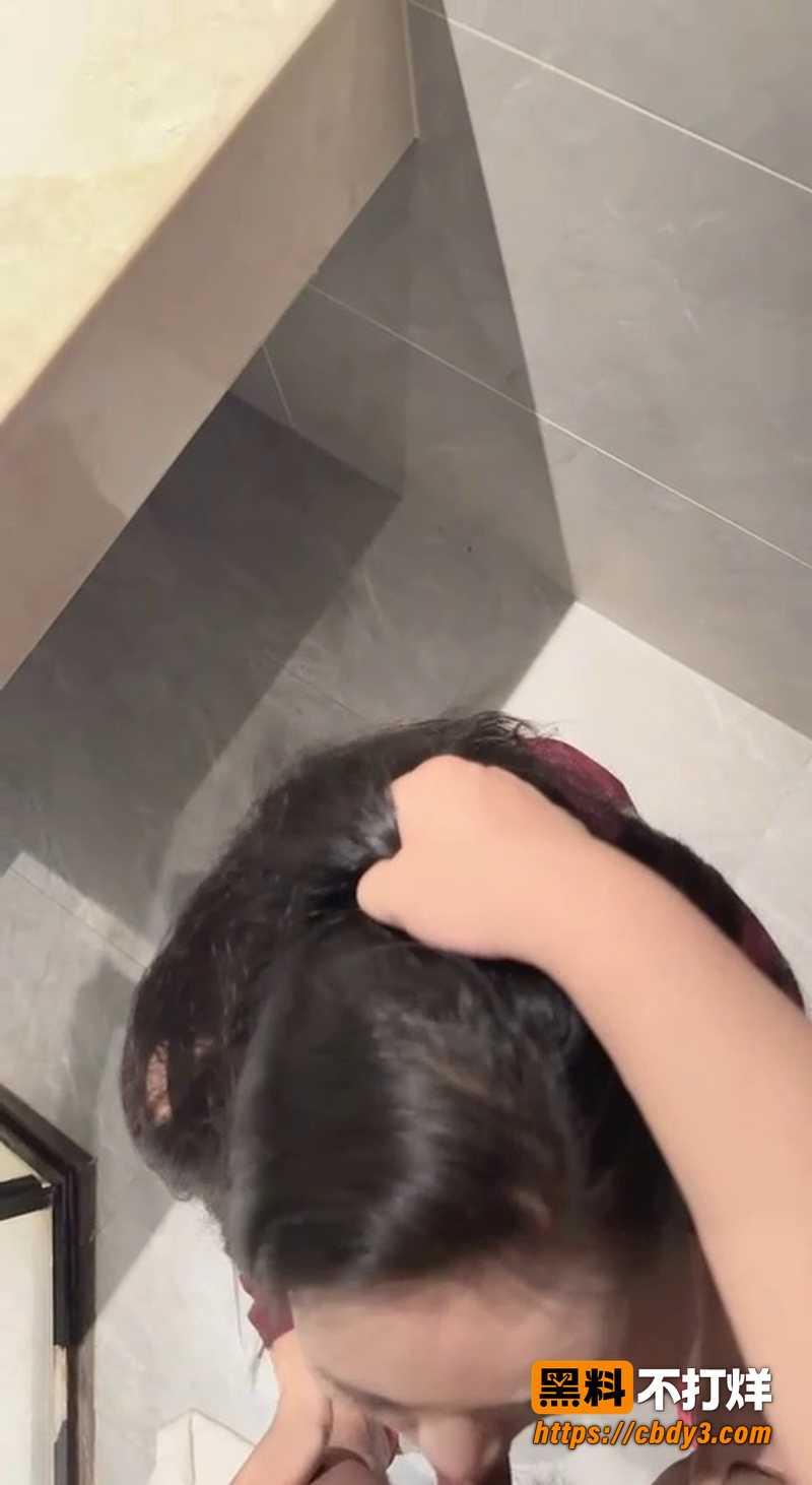 红裙妹子在卫生间走位7