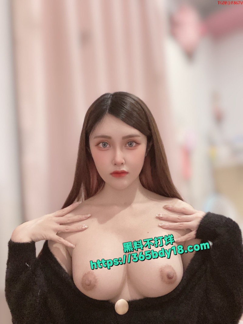 巨乳网美莫离早期私拍曝光 12