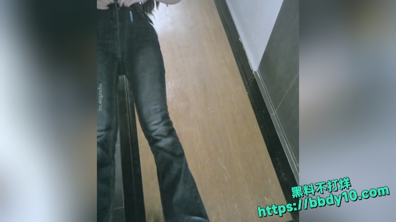 厕拍新作品，顶级颜值双闺蜜如厕5