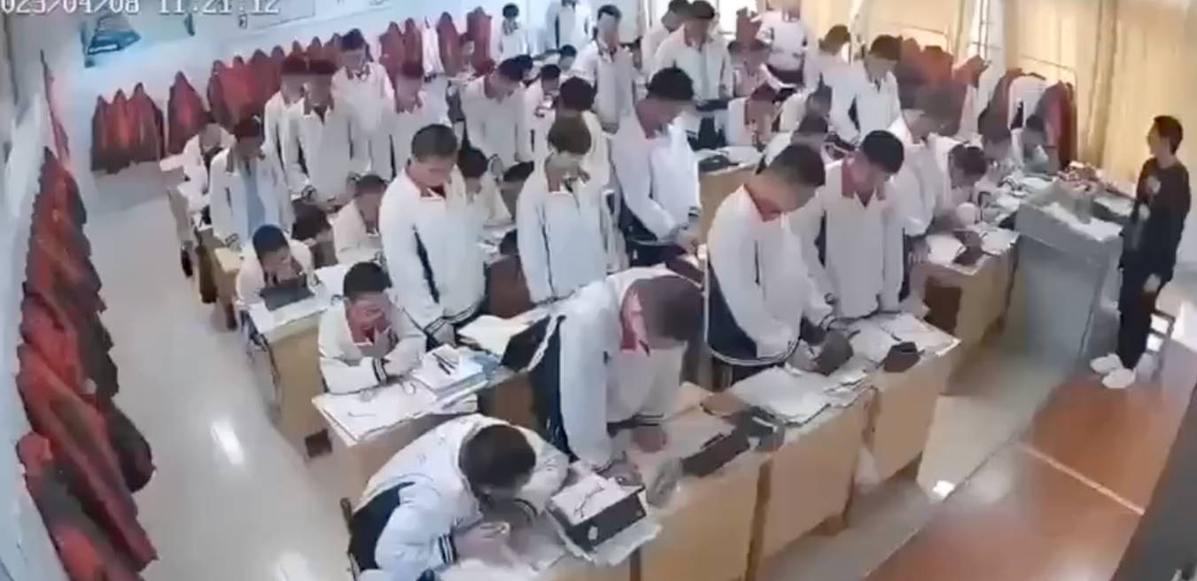 某校因考试成绩不理想引发教师暴力体罚学生脚踢扇巴掌视频流出