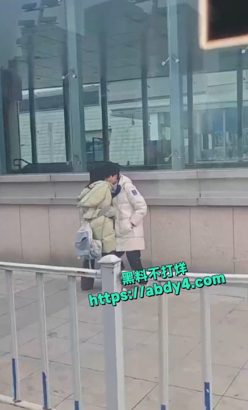 小情侣分别之际大庭广众开始抠起来1