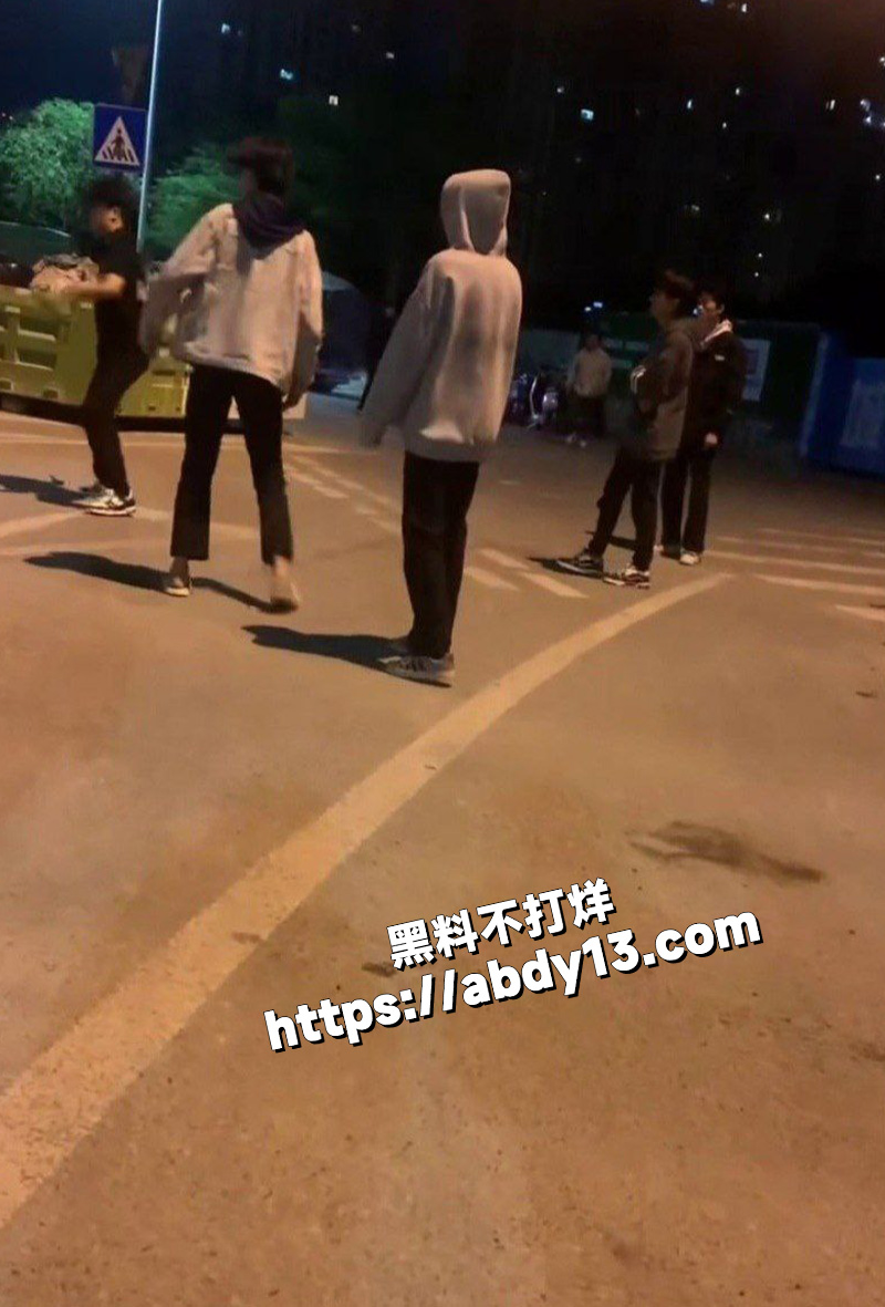 精神小伙霸凌现场视频曝光5