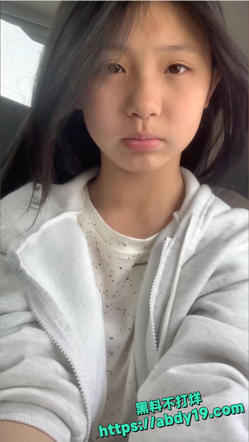 女大学生给金主口交视频 2