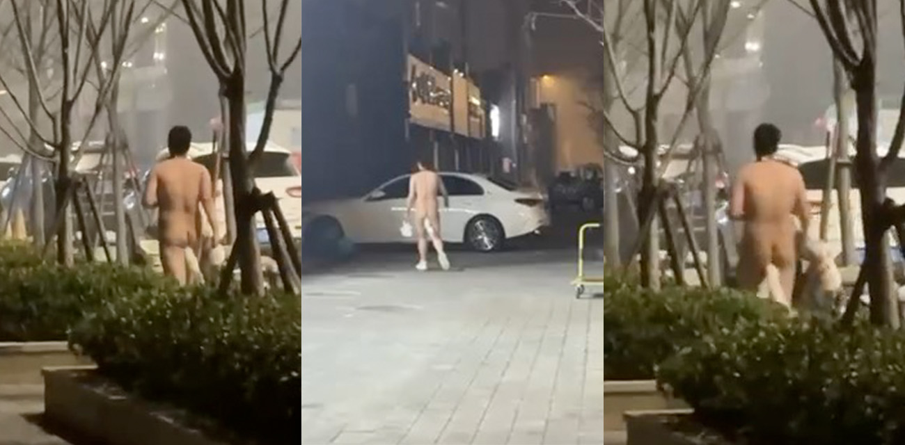 深夜一男子赤身裸体逛街买东西 肛门还插着一条尾巴 实在太辣眼睛！
