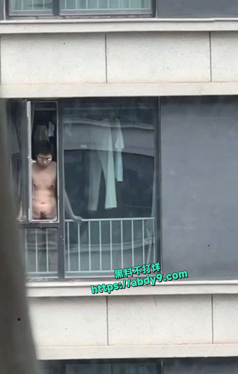 裸体眼镜哥窗户意淫街头美女打飞机 2