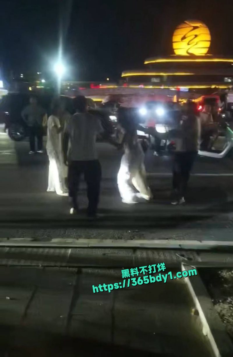 河南泌阳大润发女子殴打小三4