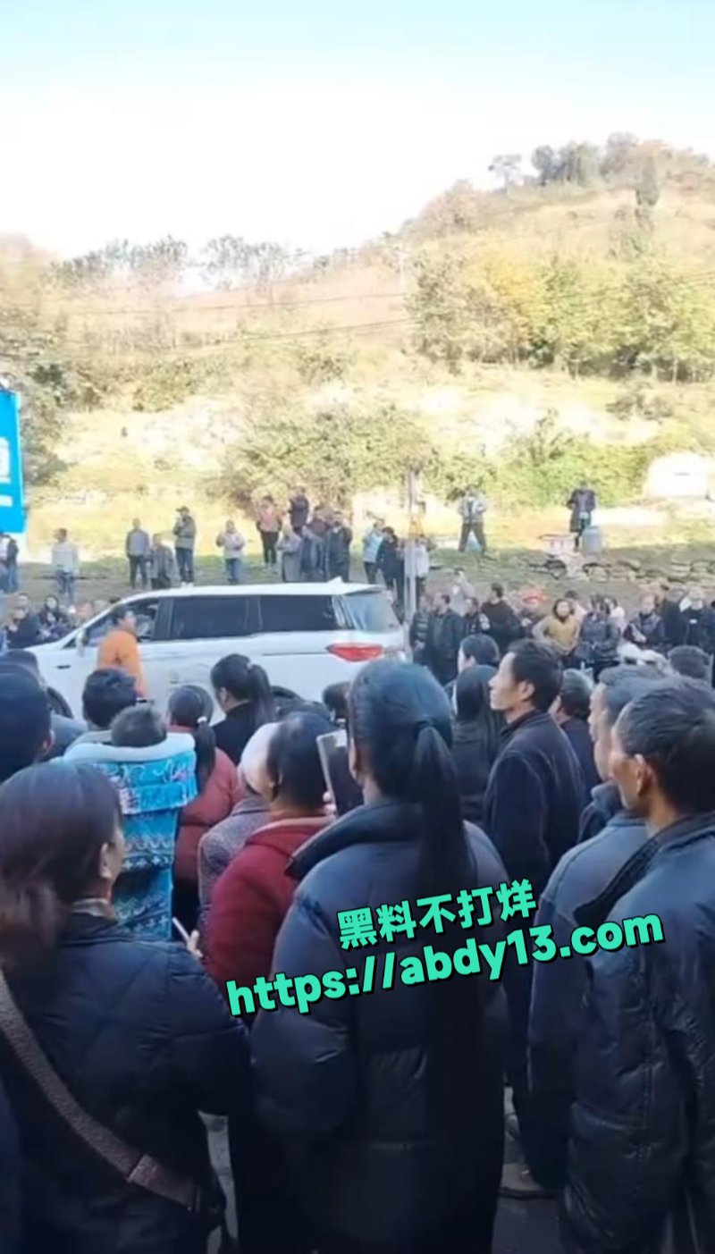 民警押送男子指认现场7