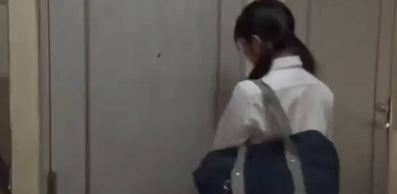 从玄关开始一路操到客厅 这些禽兽也是没把美少女当人