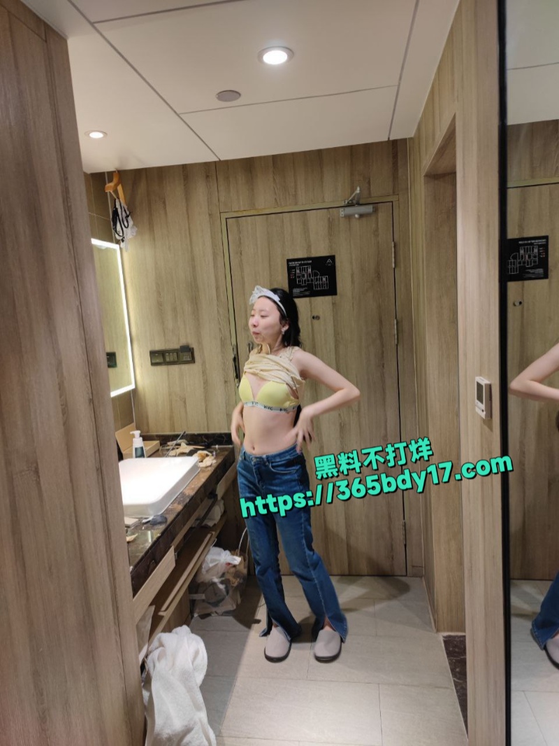 江苏盐城小情侣在外同居做爱1