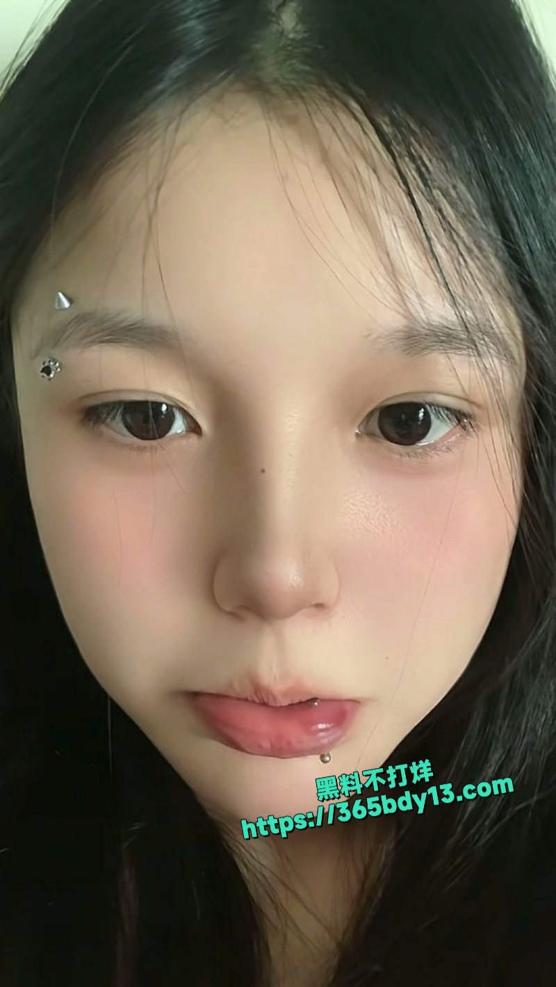 湖南长沙精神小妹刘思雨不雅私拍合集1