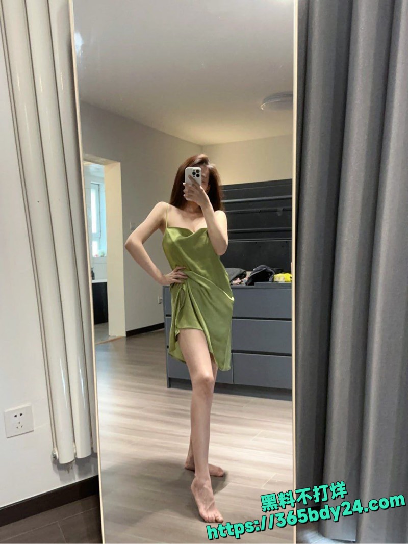 短发美女刘晓燕酒店私拍5