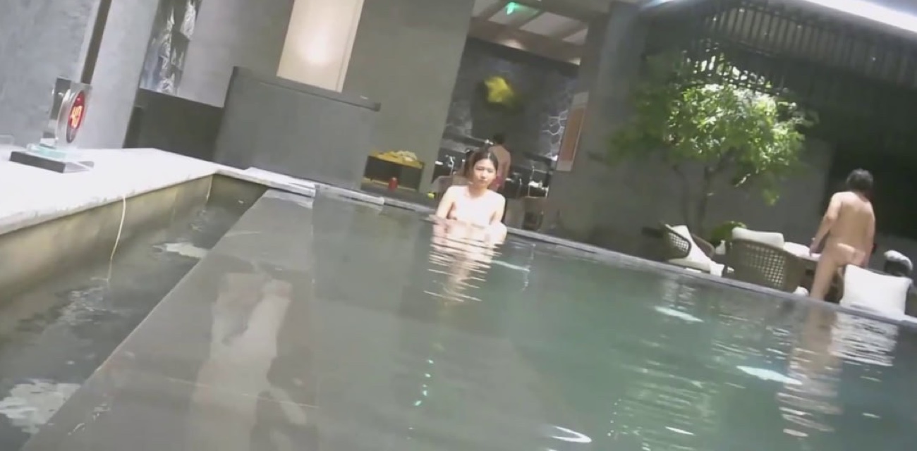 全裸女儿国偷拍高颜值妹子 在温泉全裸下水 诱惑感拉满