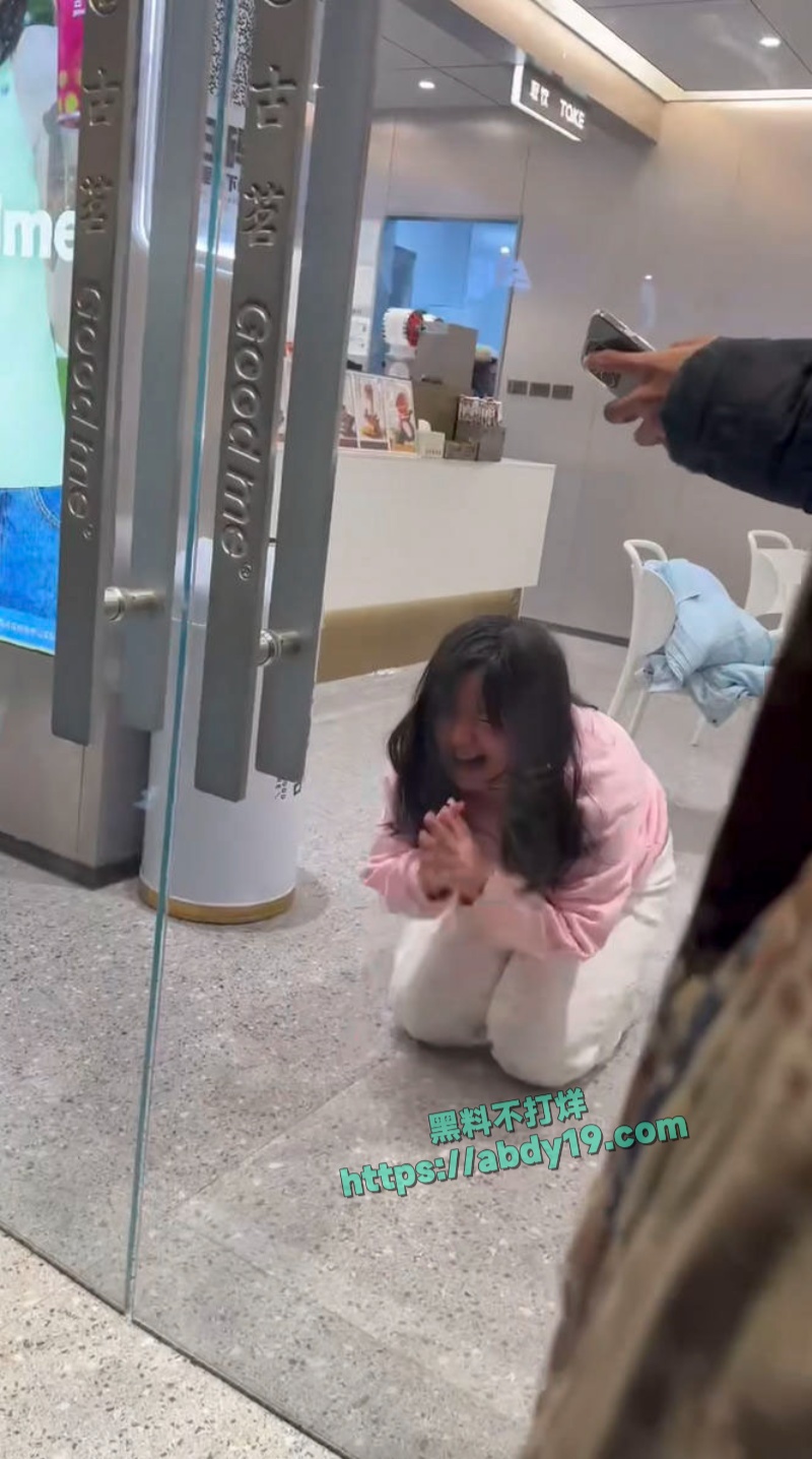 平邑莲花山古茗女孩分手崩溃脱裤子 10