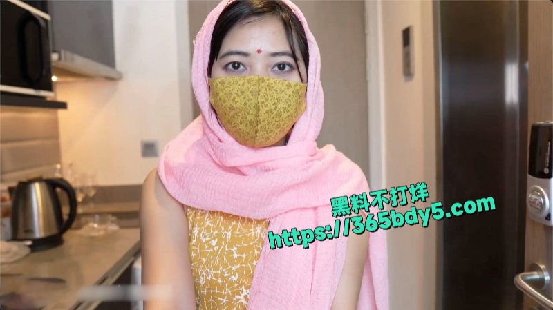 印度警察给德西戴上手铐可怜的女孩因为她的大屁股1