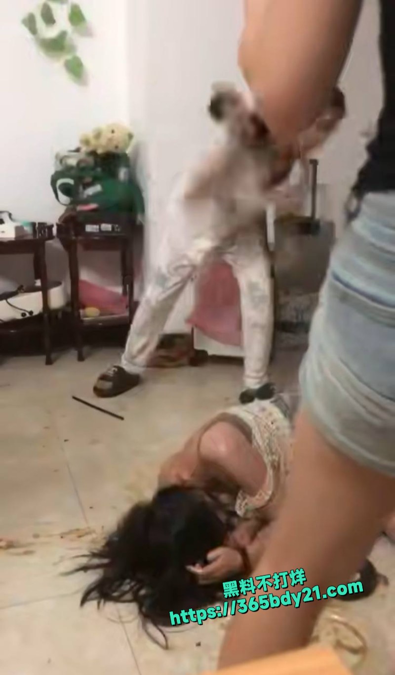 两广地区一群精神小妹房内狂殴小姑娘 1