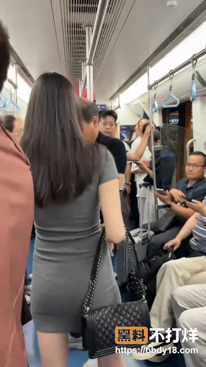 地铁偷拍事件引爆全网4