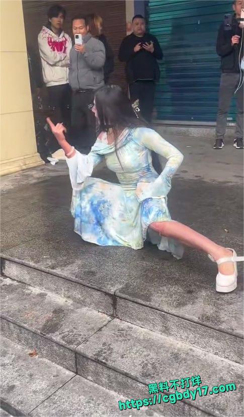 大街上直播当众勾引老爷们1