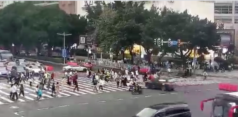 广州天河路体育东路口(正佳广场)交通事故 黑色宝马冲撞人群,造成多死多伤
