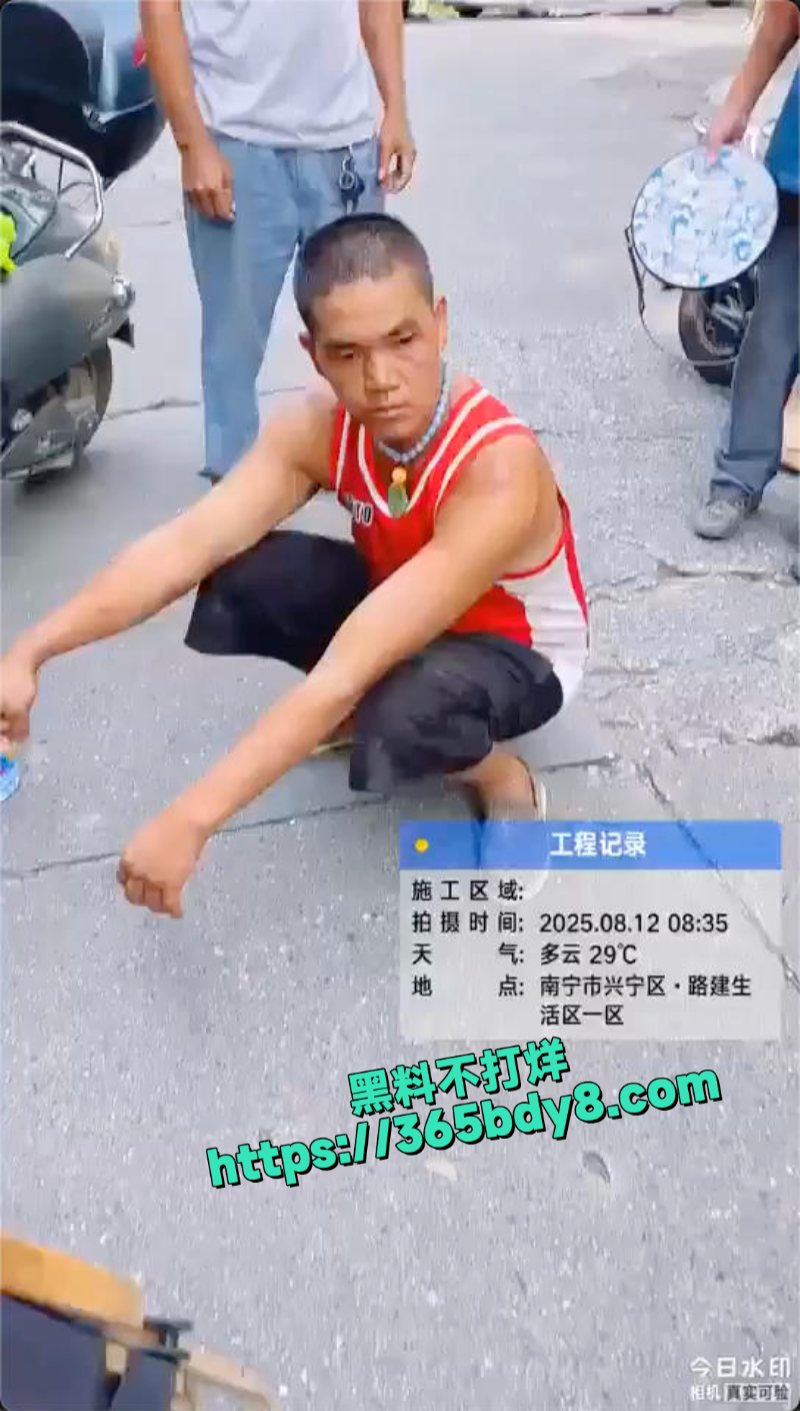 广西南宁一男子在街头抢劫后持刀捅人5
