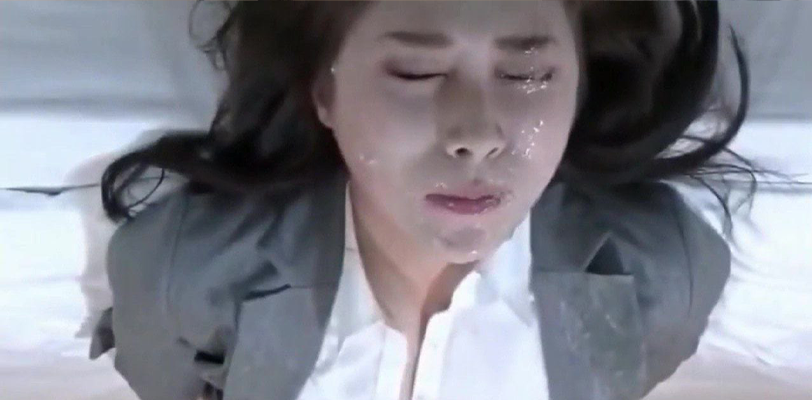 女神的嘴巴被人当逼操 口水加精液成了最奢侈的化妆品 淫荡骚货没有咽反射吗